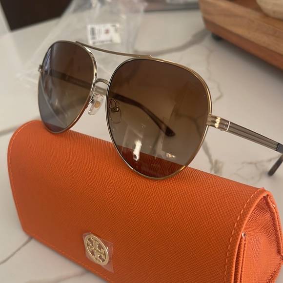 Tory Burch
Polarized 62mm
Aviator Sunglasses - Picture 3 of 8